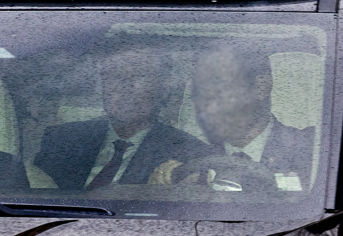 내란 우두머리 혐의로 형사 첫 정식재판을 받는 윤석열 전 대통령이 14일 오후에 열리는 재판에 출석하기 위해 서울 서초구 서울중앙지방법원에 들어서고 있다. 연합뉴스