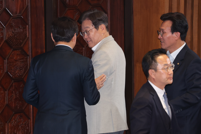 더불어민주당 이재명 전 대표가 14일 대정부질문이 열리고 있는 국회 본회의장에서 나가며 황명선 의원과 대화하고 있다. 연합뉴스