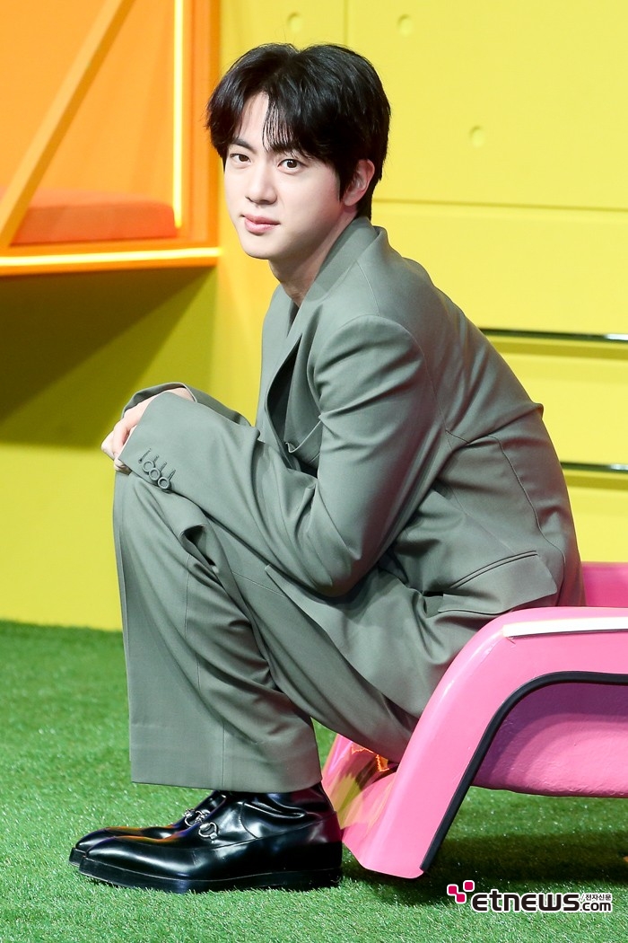 [ET포토] BTS 진, '물끄러미~'