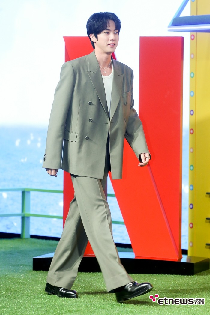 [ET포토] BTS 진, '조교 출신 호텔 직원'