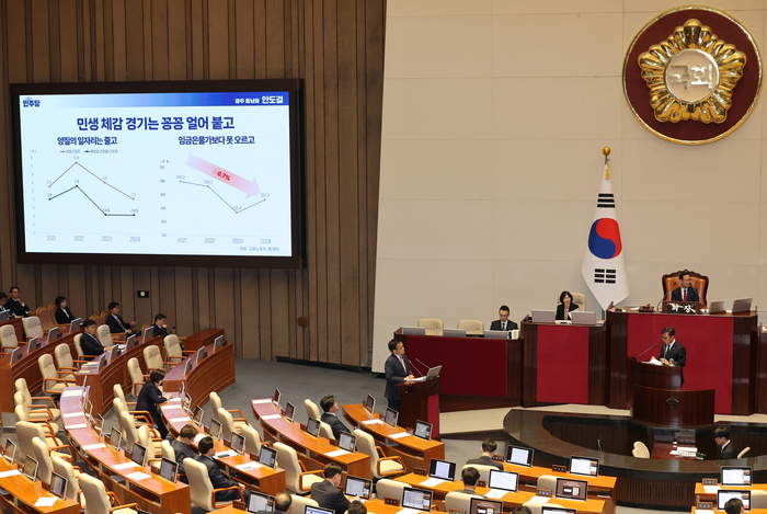 15일 경제 분야 대정부질문이 진행된 국회 본회의에서 최상목 부총리 겸 기획재정부 장관이 더불어민주당 안도걸 의원의 질문을 듣고 있다.