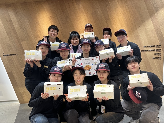 다이닝브랜즈그룹 공채 신입사원들이 최근 사회복지시설에 치킨을 기부하고 기념사진을 찍었다.