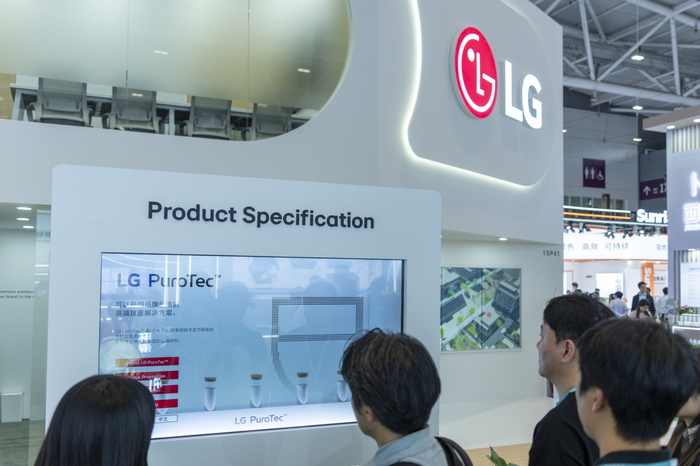 LG전자는 지난 15일 개막한 '차이나플라스 2025'에서 다양한 LG 퓨로텍 제품을 선보였다.
