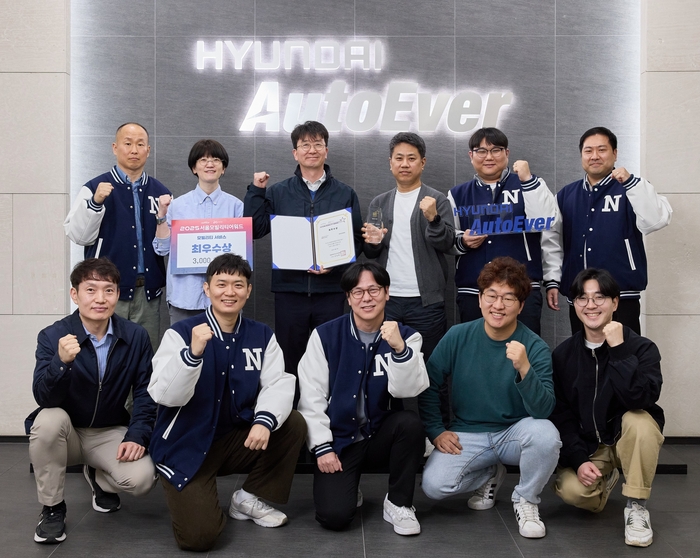 현대오토에버 직원들이 차세대 내비게이션의 모빌리티 서비스 부문 '최우수상' 수상을 기념하고 있다.