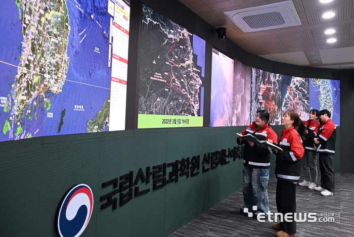 최근 순간풍속 15m에 달하는 준 태풍급 강풍이 지속되면서 전국에 산불 경계령이 지속되고 있다. 〈전자신문 DB〉