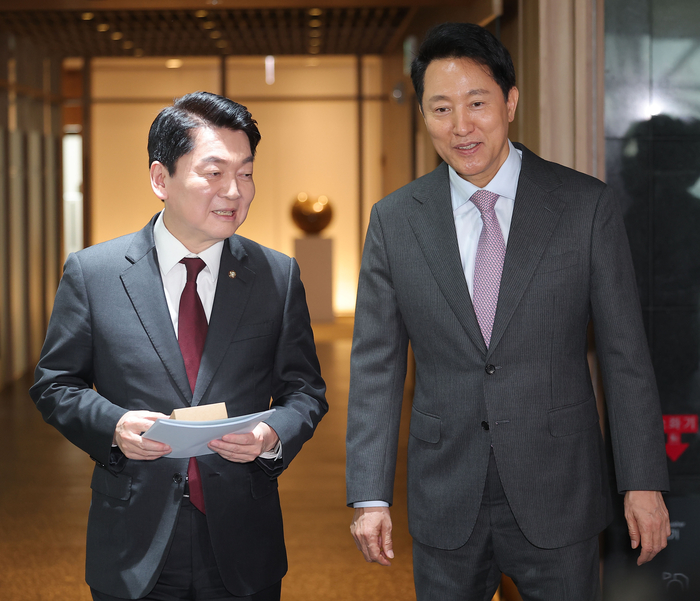 오세훈 서울시장과 오찬 회동을 마친 국민의힘 안철수 의원이 16일 서울시청에서 오 시장의 배웅을 받으며 시장실을 나서고 있다.