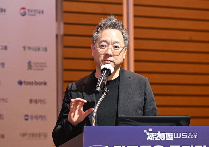 전자신문이 주최한 제20회 스마트금융 콘퍼런스가 '슈퍼 플랫폼의 귀환'을 주제로 17일 서울 여의도 FKI타워에서 열렸다. 전성익 신한은행 본부장이 'DT를 통한 고객경험혁신'에 대해 발표하고 있다. 박지호기자 jihopress@etnews.com