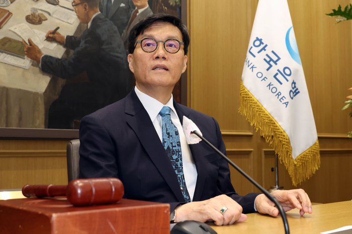 이창용 한국은행 총재가 17일 서울 중구 한국은행 본관에서 열린 금융통화위원회 본회의에서 발언하고 있다. 사진공동취재단 2025.4.17