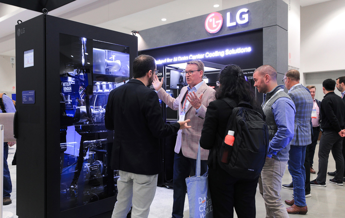 미국 워싱턴 DC에서 현지시간 14일부터 17일까지 열린 '데이터센터월드(Data Center World) 2025'에서 데이터 열관리 솔루션으로 주목받는 액체냉각 솔루션(CDU) 등을 전시한 LG전자 전시관이 관람객으로 북적이고 있다.