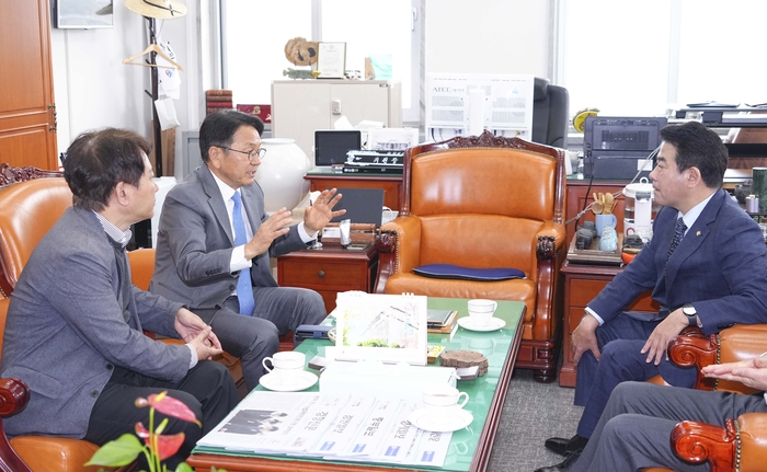 강기정 광주시장이 박정 국회 예결위원장을 면담하고 있다.