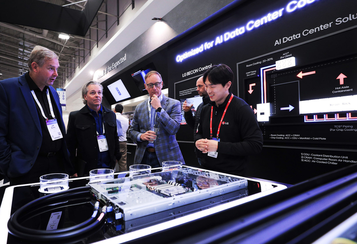 미국 워싱턴 DC에서  14일부터(현지시간) 17일까지 열린 '데이터센터월드(Data Center World) 2025'에서 관람객들이 LG전자 제품을 살펴보고 있다.