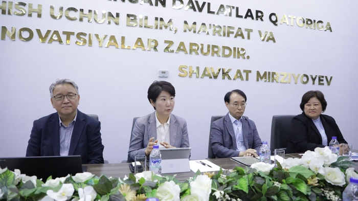 김지현 STEPI 연구위원(왼쪽 두 번째)가 환영사를 하고 있다.