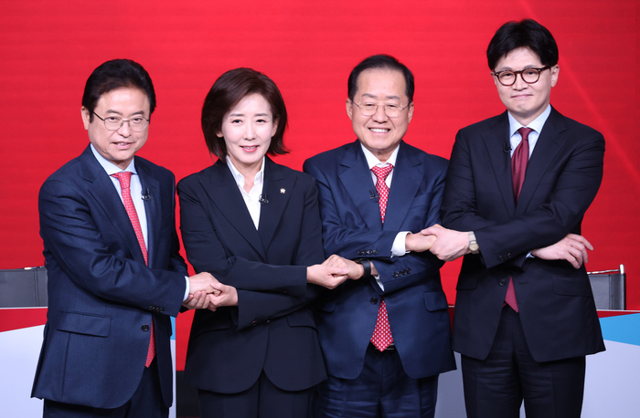 20일 서울 강서구 ASSA아트홀에서 열린 국민의힘 제21대 대통령 후보자 1차 경선 조별 토론회에서 B조 후보들이 시작 전 기념 촬영을 하고 있다.     왼쪽부터 이철우·나경원·홍준표·한동훈 후보.  [국회사진기자단]