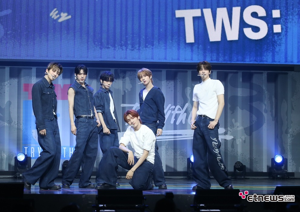 [ET포토] 투어스, '청량한 모습으로 돌아온 TWS'