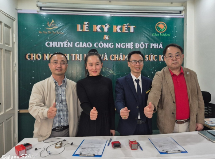 뇌미소생활건강은 지난달 27일 베트남 한의사의학협회, 비선그룹 등 관계자와 조인식을 맺었다. (왼쪽부터) 헝 비선그룹 회장, 티아인 하노이스파 회장, 투란투안안 베트남의학중앙회 수석부회장, 이종설 뇌미소생활건강 회장이 기념촬영했다.