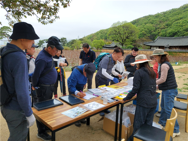 경북대 SW교육원이 대구 달성군 남평문 씨 세거지 방문객을 대상으로 'AI와 디지털 문화유산 놀이'를 실시하고 있다.