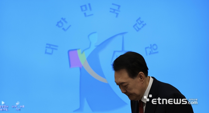 [포토] 내란 우두머리 혐의로 법원에 선 윤 전 대통령