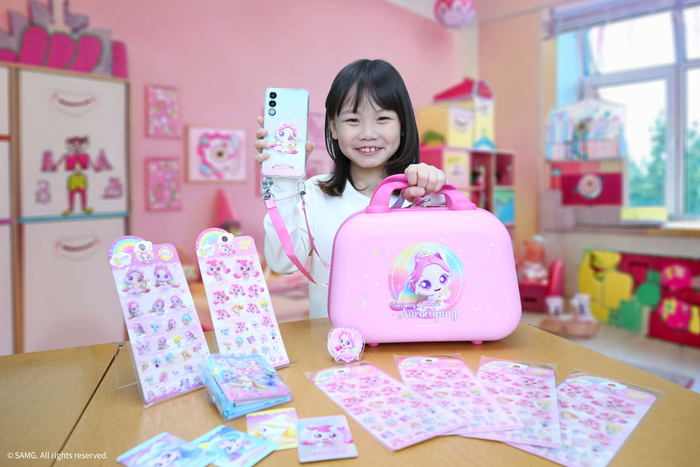 LG유플러스가 어린이날을 앞두고 SAMG엔터의 인기 지식재산(IP) '캐치! 티니핑' 한정판 굿즈 세트를 선보인다. 사진은 LG유플러스 모델이 캐치! 티니핑 굿즈 세트를 소개하는 모습.