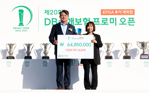 20일 춘천 라비에벨CC에서 열린 'DB손해보험 프로미 오픈 사랑의 버디' 기부금 전달식에서 DB손해보험 정종표 사장(왼쪽)과 소방가족희망나눔 박현숙 대표가 기념촬영을 하고 있다.(사진=DB손해보험)