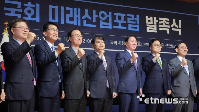 국회 미래산업포럼 발족식이 지난 4월 22일 서울 여의도 국회 사랑재에서 열렸다. 최태원 대한상공회의소 회장(왼쪽에서 다섯 번째부터), 우원식 국회의장, 주호영 국회 부의장 등 참석자들이 기념촬영 하고 있다.   이동근기자 foto@etnews.com