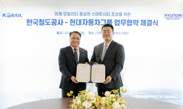 정정래 한국철도공사 부사장(왼쪽)과 김흥수 현대자동차그룹 GSO 부사장