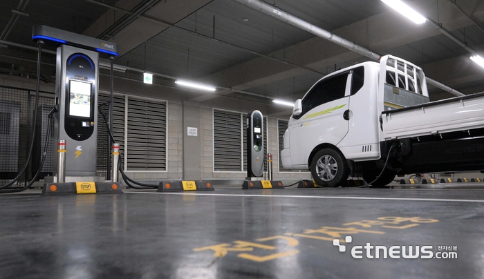 작년 4월 22일 서울 한 대형마트에 설치된 전기차 충전기. 김민수기자 mskim@etnews.com