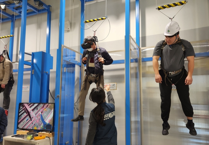 영풍 석포제련소 임직원들이 제천안전체험교육장에서 추락 체험을 하고 있다. 영풍