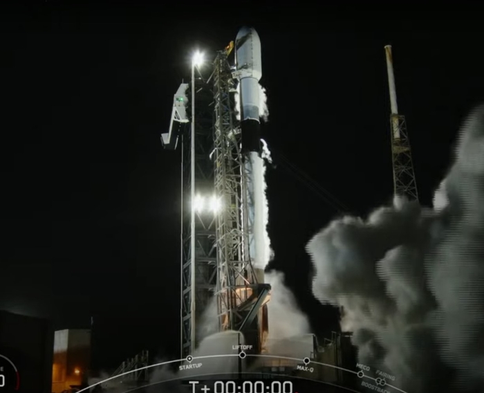 22일 오전 9시 48분(한국시간) 미국 플로리다주 케이프 커너베럴 우주군기지에서 대한민국 정찰위성 4호기가 실린 스페이스X사의 팰컨-9 발사체가 발사되고 있다. [사진=스페이스X]