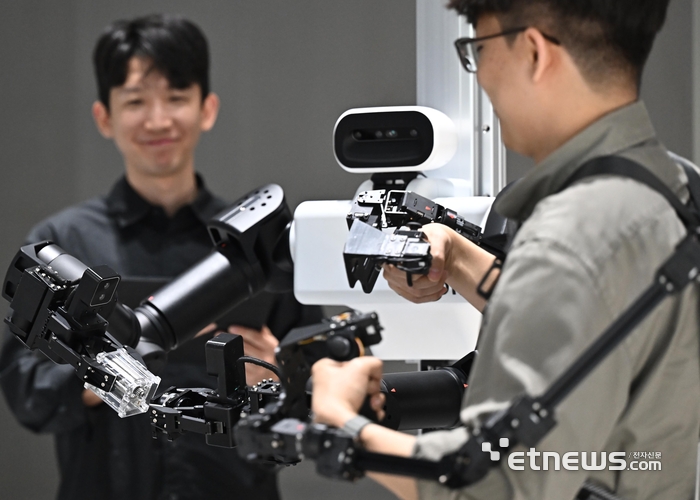 순수 국산 기술력으로 제작한 피지컬 AI기반 휴머노이드 로봇이 산업현장에 적용된다. 서울 강서구 로보티즈에서 엔지니어가 세미 휴머노이드 로봇 'AI워커'의 동작을 점검하고 있다. AI워커는 로보티즈의 원천기술인 액츄에이터와 감속기 기술이 적용된 제품으로, 숙련된 엔지니어가 리더암을 통해 동작을 수행하면 이를 모방 학습해 데이터를 수집하고 별도 시뮬레이션 환경에서 강화학습을 진행해 완성도를 높인다.  이동근기자 foto@etnews.com
