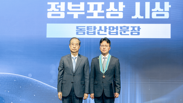 한덕수 대통령 권한대행 국무총리(왼쪽)와 도승용 SK하이닉스 부사장이 동탑산업훈장 기념 촬영을 하고 있다. (사진=SK하이닉스)