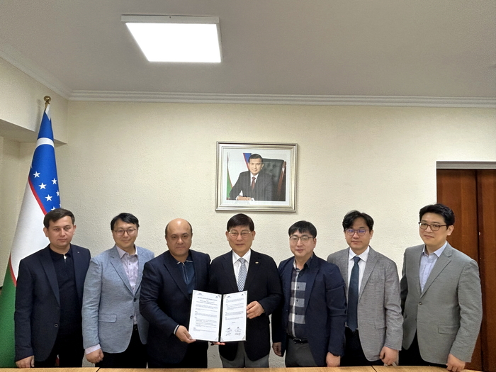 신용진 한국광기술원 원장(가운데)은 22일(현지시각) 우즈베키스탄 치르치크시와 광융합기술 공동 연구개발(R&D)을 위한 업무협약(MOU)을 체결했다.