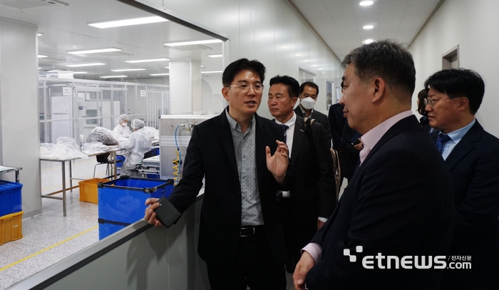 최승재 중소기업 옴부즈만이 22일 대구 동구의 기업을 방문하여 현장을 둘러보고 있다. (사진=중소기업 옴부즈만지원단)