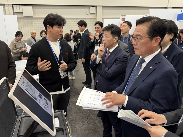 지난 17일 김석필 천안시 부시장(오른쪽)은 미국 애틀랜타에서 열린 '2025 세계한인비즈니스대회'에서 로봇 기업인 그린에이아이를 방문 격려하고 해외시장 진출을 지원했다.