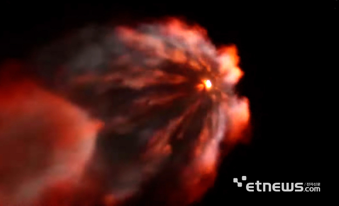 붉은 화염 뿜는 군 정찰위성 4호기,  발사 성공