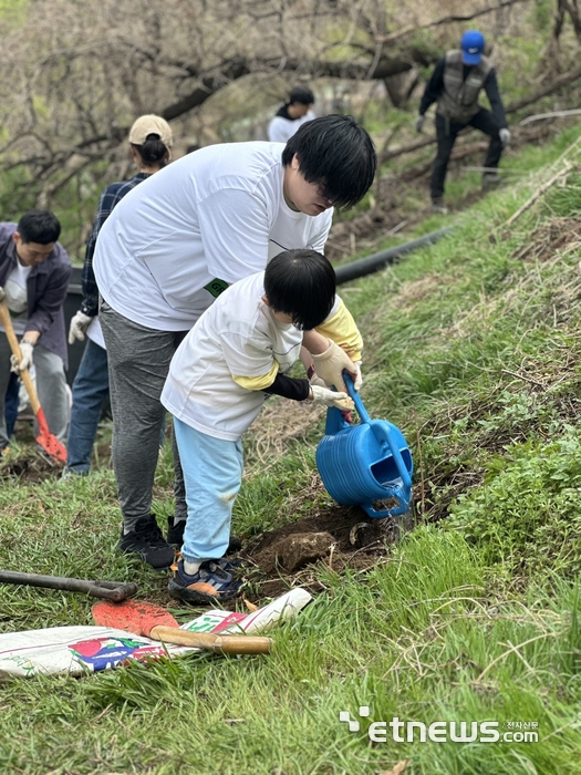 현대캐피탈, 노을공원 생태 복원 위해 묘목 60그루 식재