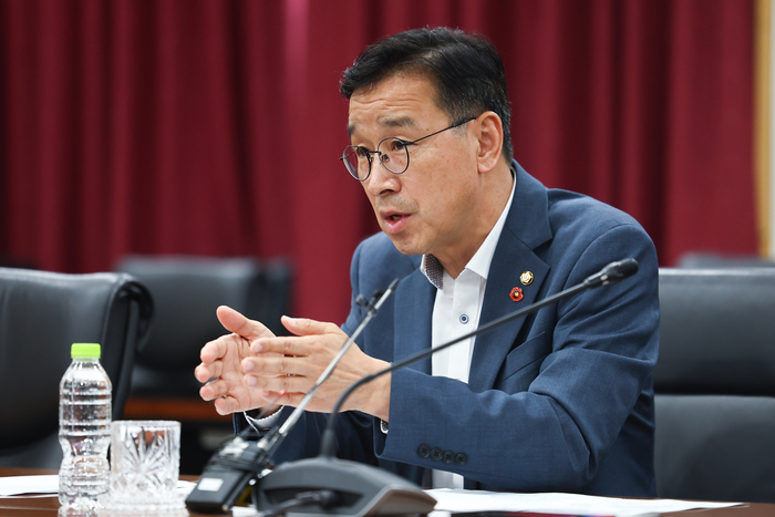 더불어민주당 여론조사 검증 및 제도 개선 특별위원회 위성곤 위원장이 22일 서울 관악구 중앙선거관리위원회 관악청사에서 이내영 중앙선거여론조사심의위원장과 만나 면담하고 있다. (사진=연합뉴스)