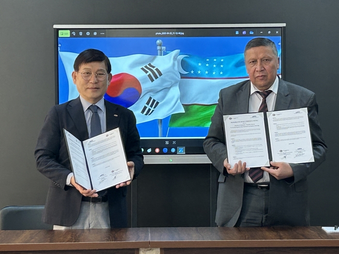 신용진 한국광기술원 원장(왼쪽)이 23일(현지시각) 우즈베키스탄 과학아카데미(UZAS) 산하 에너지문제연구소(IPE) 관계자와 광융합기술 공동 연구개발을 위한 업무협약(MOU)을 체결하고 있다.