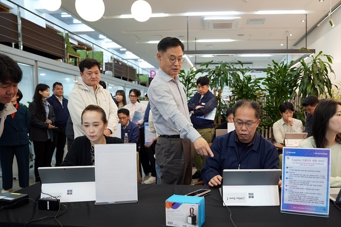에스알은 22일 서울 강남구 본사에서 Microsoft와 함께 'AI DAY'를 개최하고, 임직원을 대상으로 인공지능(AI) 기술 체험과 활용 사례를 공유하는 자리를 마련했다. 사진 가운데는 이종국 에스알 대표이사.(사진=에스알)