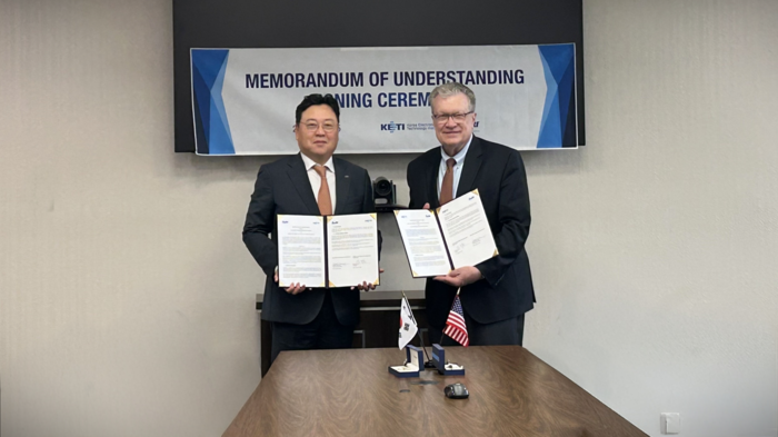 신희동 KETI 원장(왼쪽)과 월터 다우닝 SwRI 최고운영책임자(COO)가 22일 미국 텍사스 샌안토니오에서 업무협약을 체결한 후 기념촬영을 하고 있다. 〈사진 KETI 제공〉