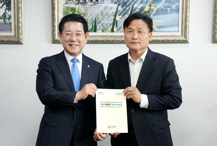 김영록 전라남도지사(왼쪽)가 23일 서울 국회에서 김영진 더불어민주당 의원과 면담을 갖고 '전남 미래발전 5대  핵심과제' 및 '지역 핵심 사업' 등 도 현안 해결을 위한 건의 및 협조를 요청하고 있다.