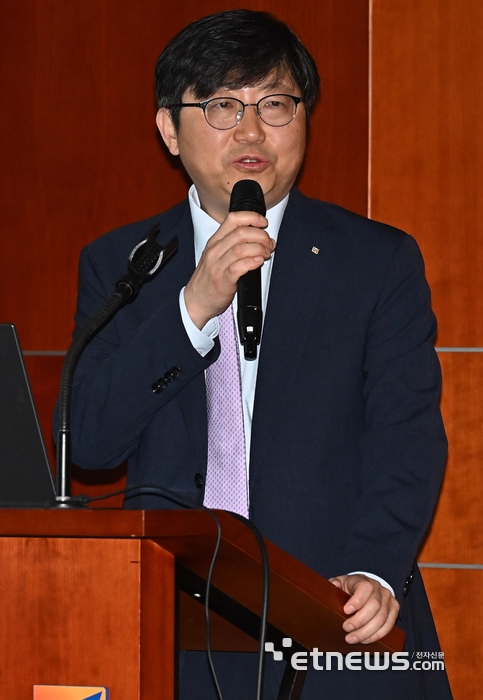 금융보안원 창립 10주년 기념 세미나가 23일 서울 여의도 금투센터에서 열렸다. 박상원 원장이 '금융보안원, 10년을 넘어 새로운 도전과 혁신의 시대로'를 주제로 발표하고 있다. 이동근기자 foto@etnews.com