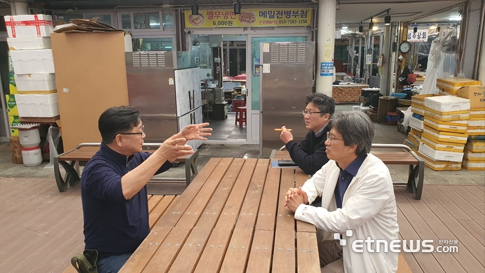 박순홍 강원지방중소벤처기업청장(오른쪽)이 홍천중앙시장을 방문해 상인의 애로사항을 청취했다.
