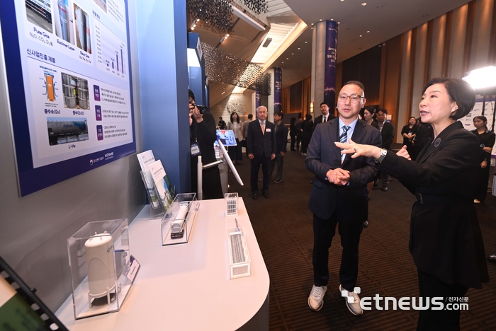 [포토] 기업 부스 둘러보는 오 장관 - 뉴스 썸네일 이미지