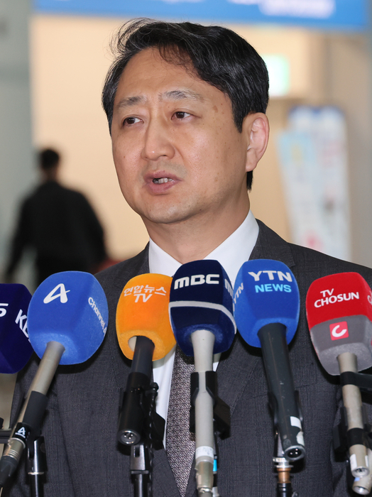 안덕근 산업통상자원부 장관이 24일(현지시간) 미국 워싱턴DC에서 열리는 '한미 2+2 통상협의'에 참석하기 위해 23일 인천국제공항을 통해 출국하기에 앞서 인터뷰를 하고 있다. 사진: 연합뉴스