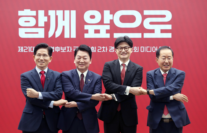 지난 23일 서울 여의도 국민의힘 중앙당사에서 열린 2차 경선 토론회 미디어데이에서 김문수, 안철수, 한동훈, 홍준표 대선 경선 후보가 포즈를 취하고 있다. [국회사진기자단]