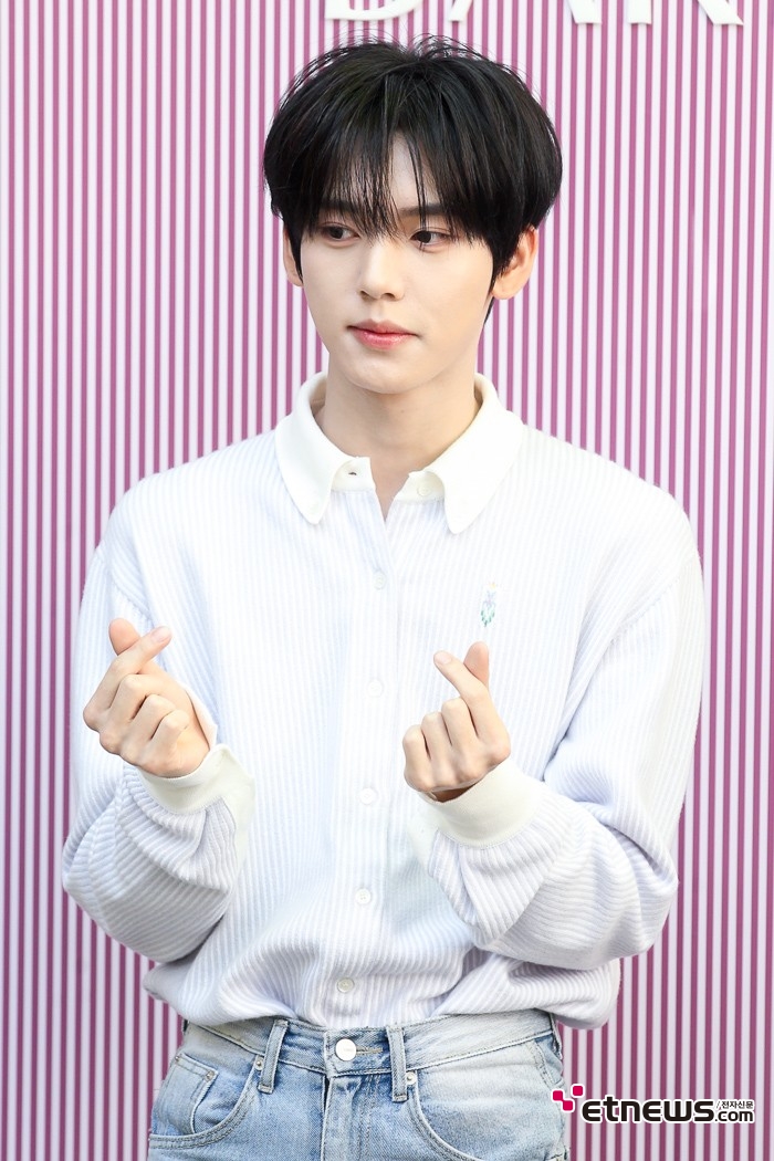 [ET포토] 제로베이스원 한유진, '하트 받으세요'