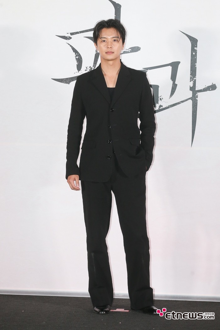 [ET포토] 연우진, '군살있으면 불가능한 자켓'