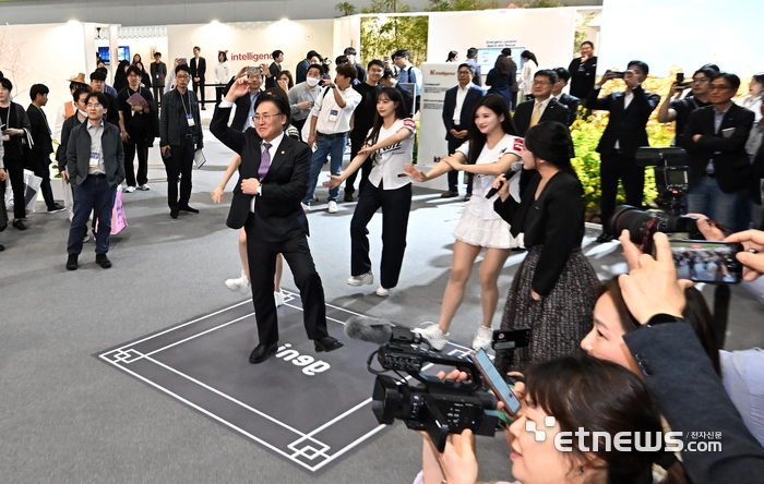 [포토] AI 따라 '덩실덩실'