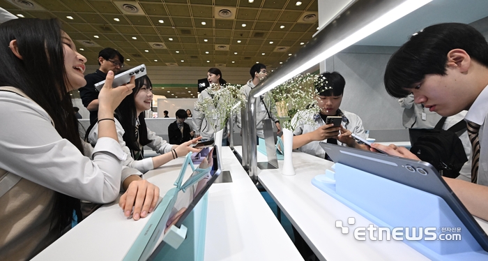 [포토] 말하고 들으며 AI 체험