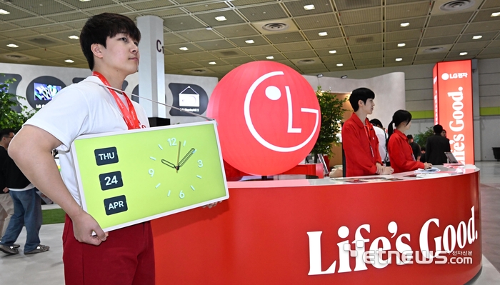 [포토] 휴대하기 좋은 포터블 디스플레이 스탠바이미2